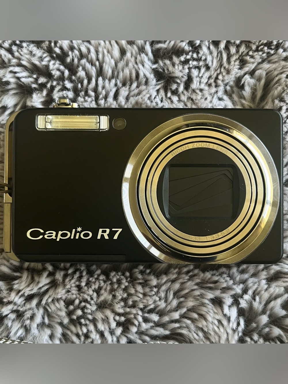 Ricoh Caplio R7 Compact Digicam, Black c/w OEM Battery & Charger, case & SD card